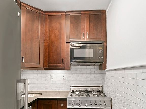 4th image of 165 Christopher St #2P