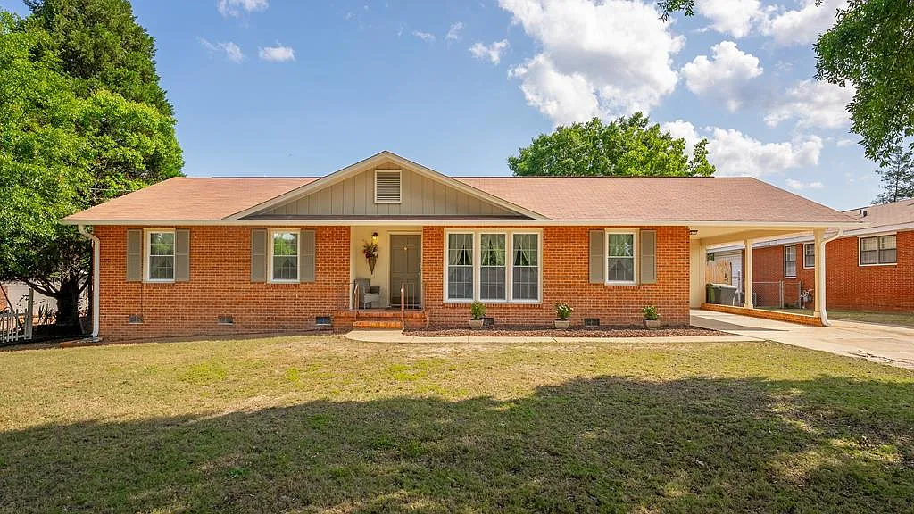 2218 Leeds Dr photo 1