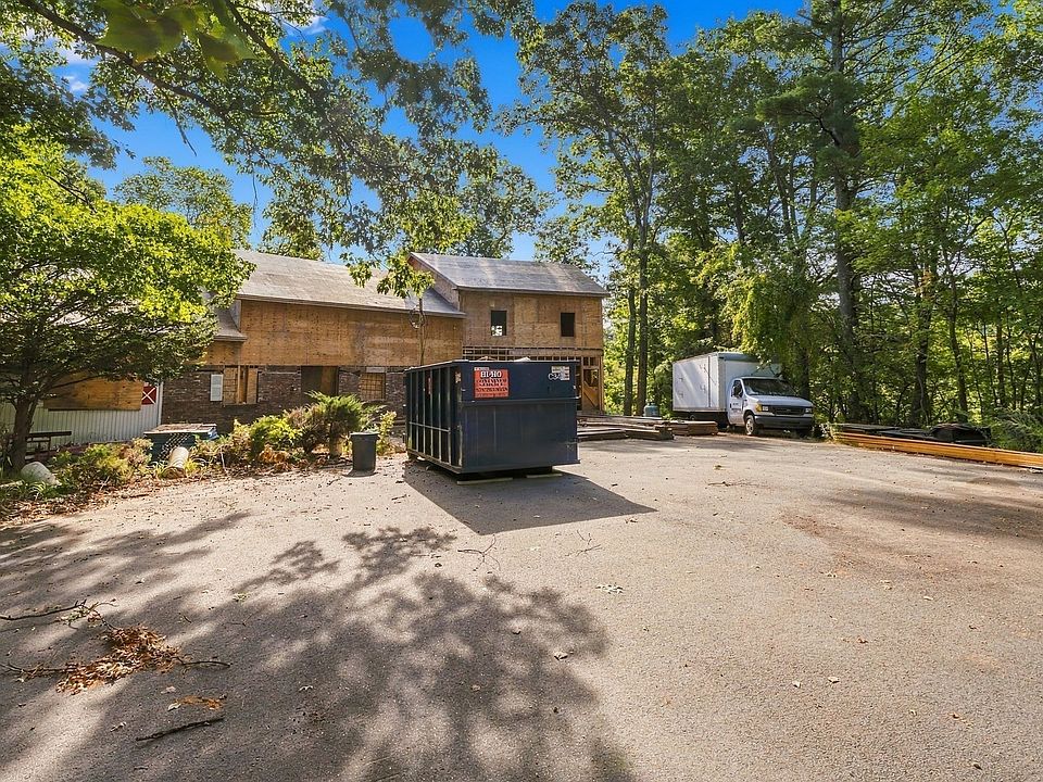 1st image of 47 Riverside Dr