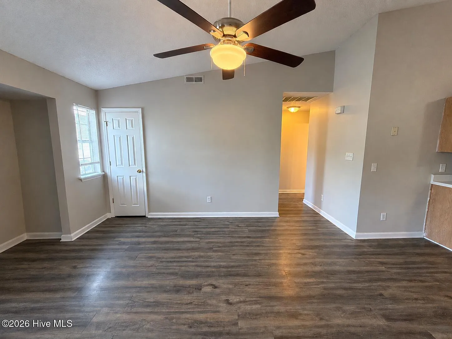 3 bed, 2.0 bath, 1300 sqft, $1,500 — Photo 3