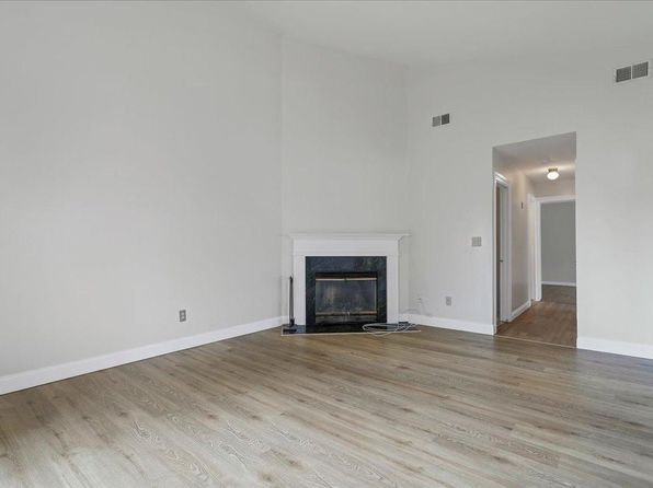 2212 Whispering Hls