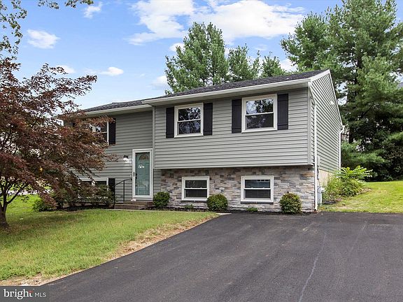 3rd image of 130 Clarence Ave