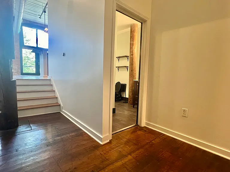 Foyer /Hallway / Bathroom Entry