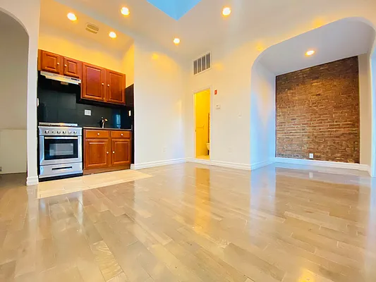 Rented by Capri Jet Realty Corp | media 1