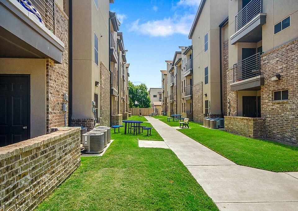 1st image of 715 Cleveland Ave #104
