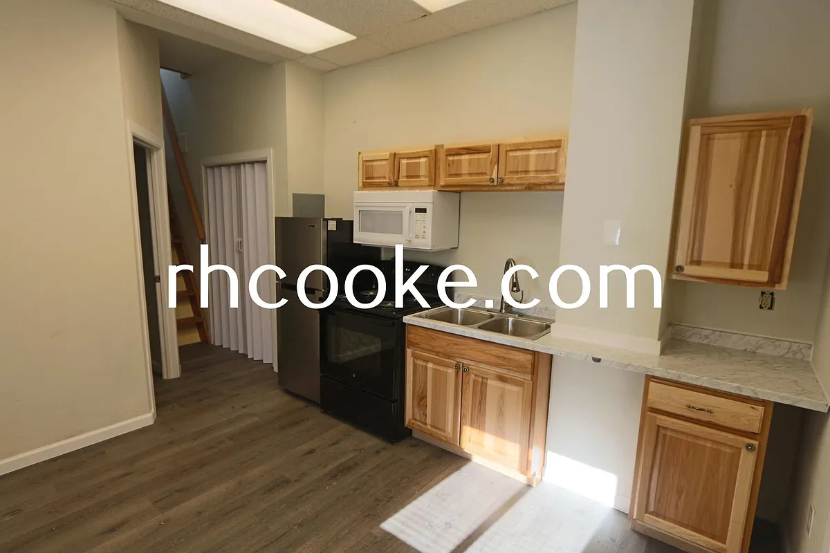 Building Photo - 2406 W Bridge Ave #2