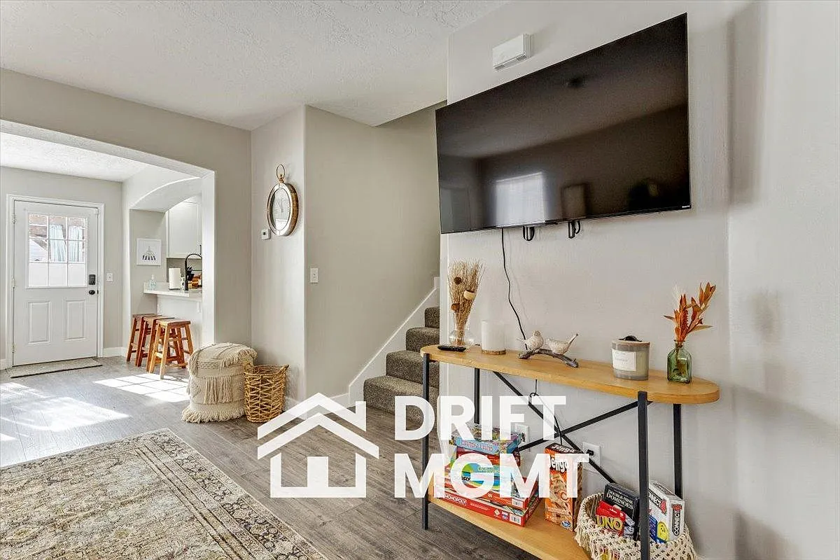 184 E Rideout Hall Ln — Photo 2