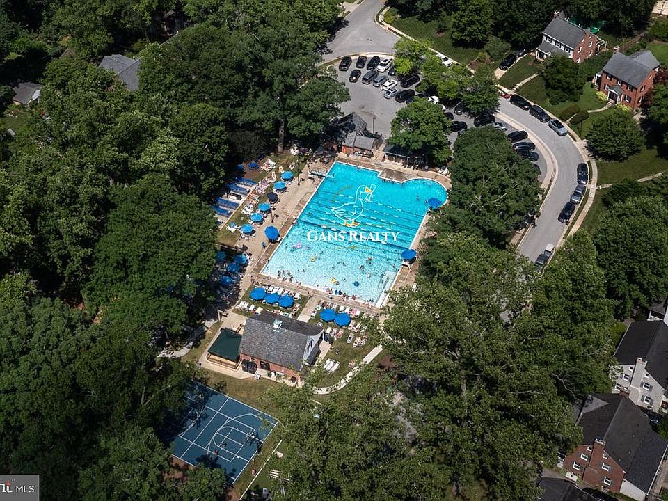 2nd image of 906 Greenleigh Rd