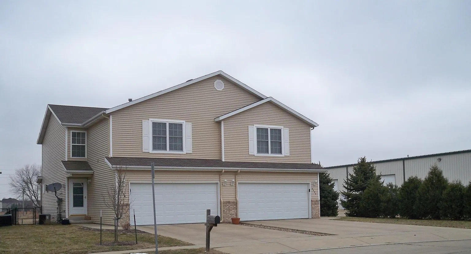 2828 Gill St photo 1