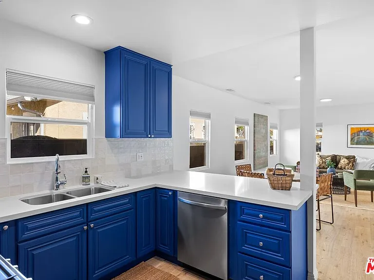 2400 W 74th St — Photo 15
