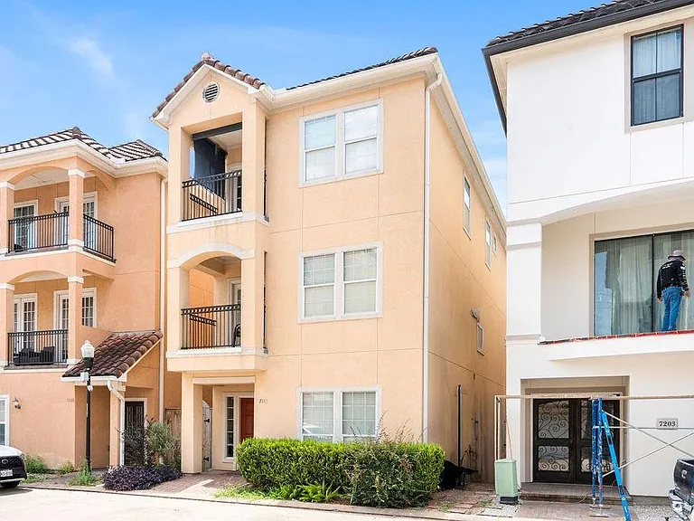 7143 Laguna Villas — Photo 1