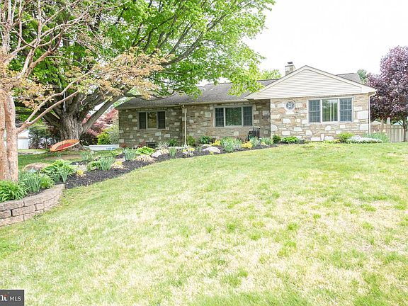 2nd image of 1259 Glenbrook Rd