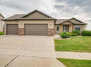 2810 Powder Ridge Dr, Bismarck, ND 58503