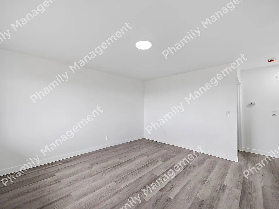 2538 Johnston St #8