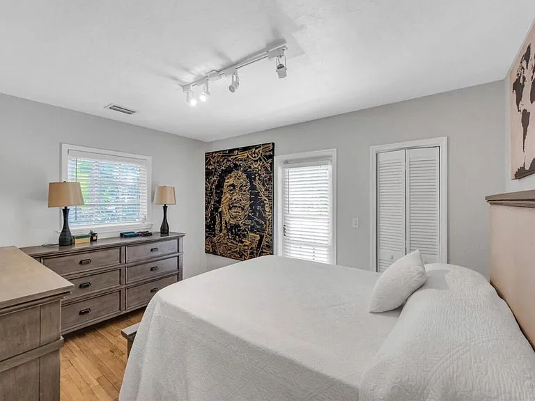 517 SW 10th St — Photo 15