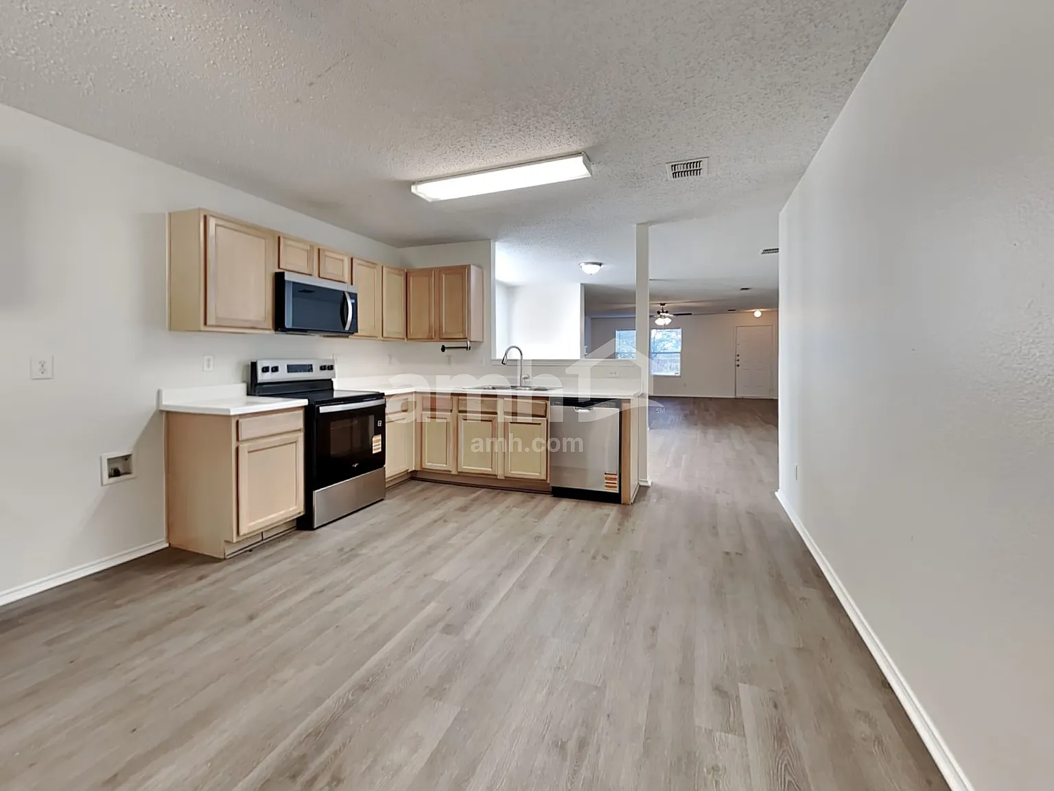 3 bed, 2.0 bath, 1816 sqft, $2,255 — Photo 4