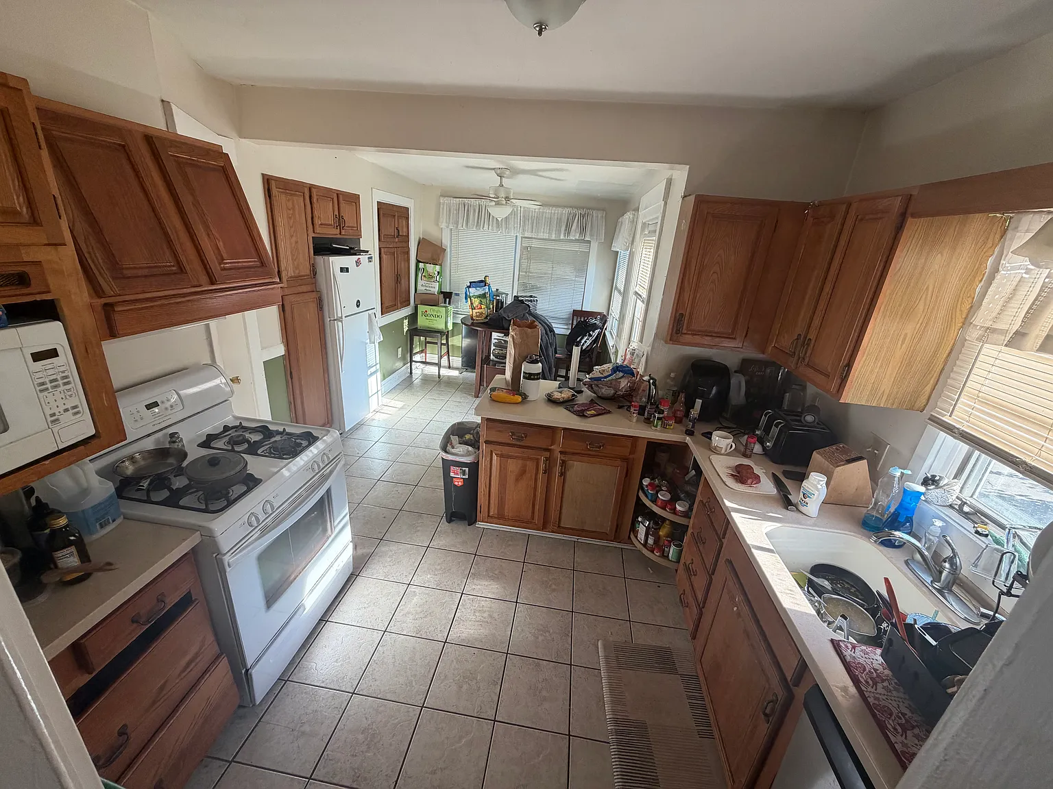 4 bed, $2,400 — Photo 1