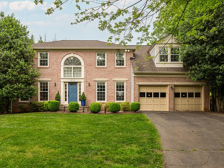 1219 Rowland Dr — Photo 1