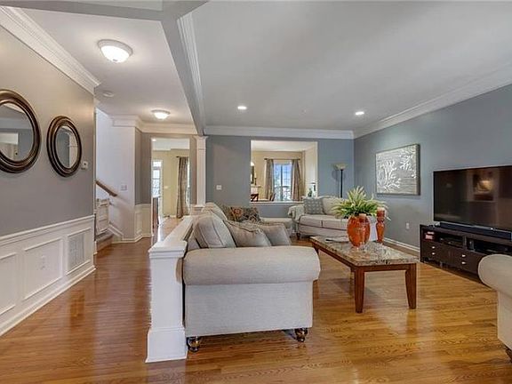 3rd image of 24 Brighton Dr