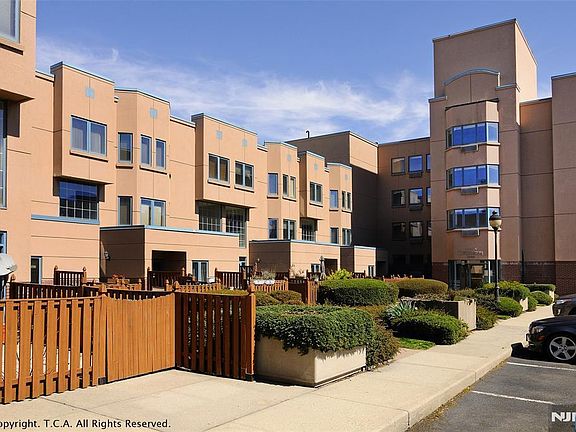 3rd image of 403 Livingston Ct #N403