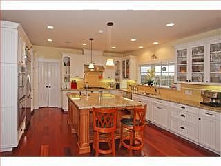 4th image of 2070 Oakley Ave