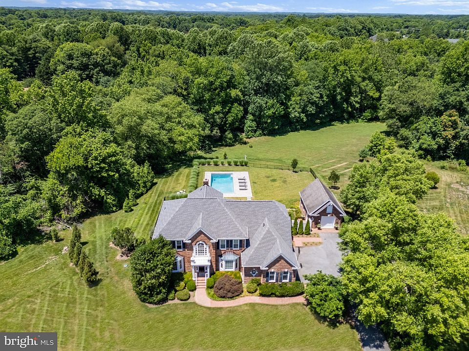 1st image of 3528 Huntley Dr