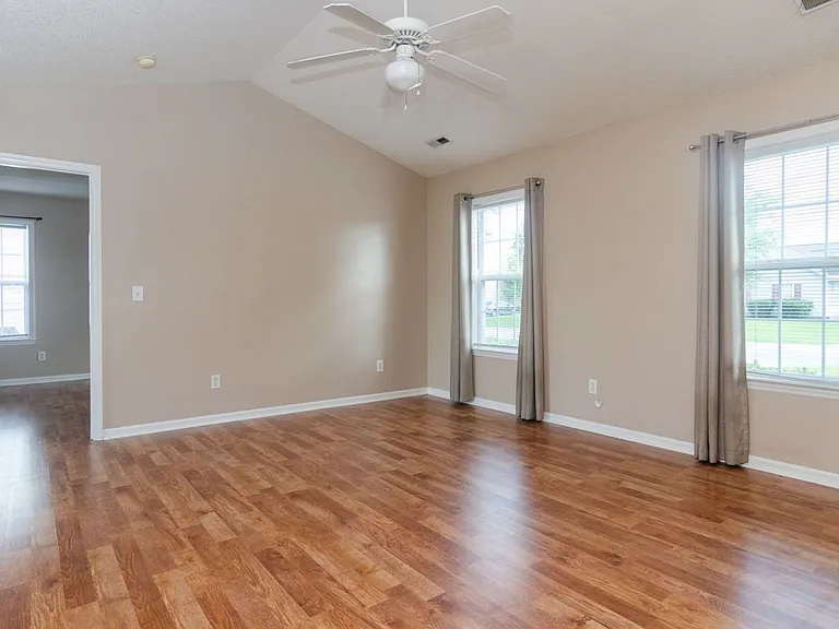 2716 Valor Dr — Photo 3