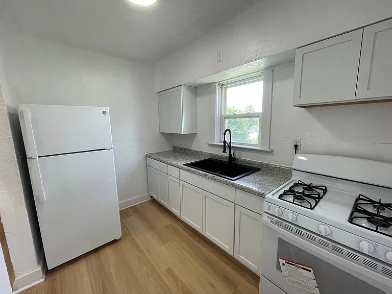 942 Washington St — Photo 4
