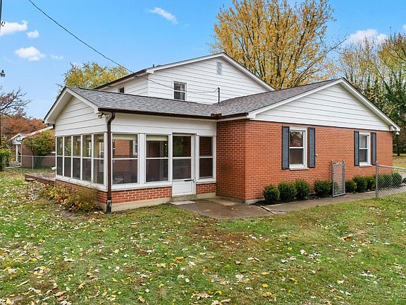 4th image of 1087 Warren Dr
