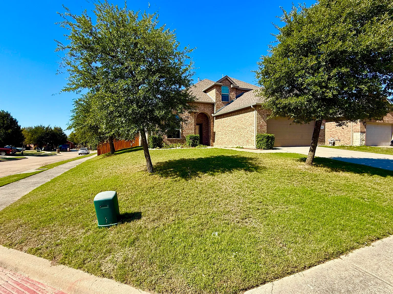 4 bed, 2.5 bath, 2346 sqft, $2,130 — Photo 2