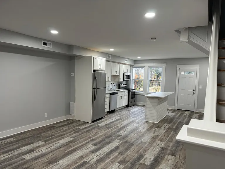 1102 Woodheights Ave — Photo 6