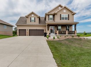 812 Fall Creek Rd, Papillion, NE 68133