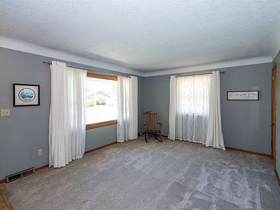 4th image of 321 SE 9th St