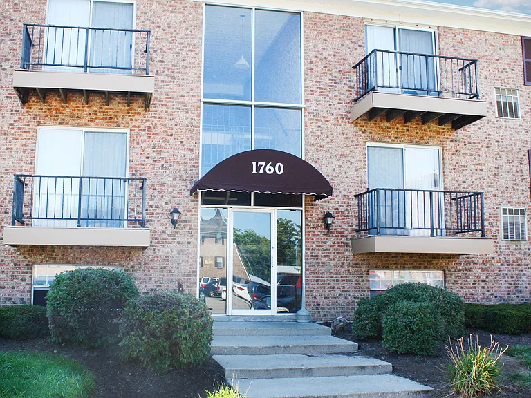 Crown Crossing Apartments — Photo 3