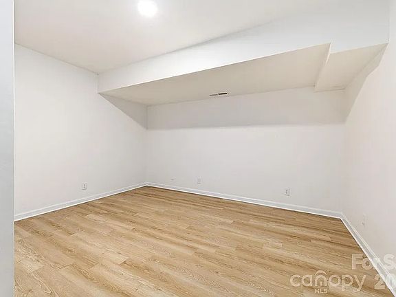 5th image of 402 Woodfield Dr Unit D-2