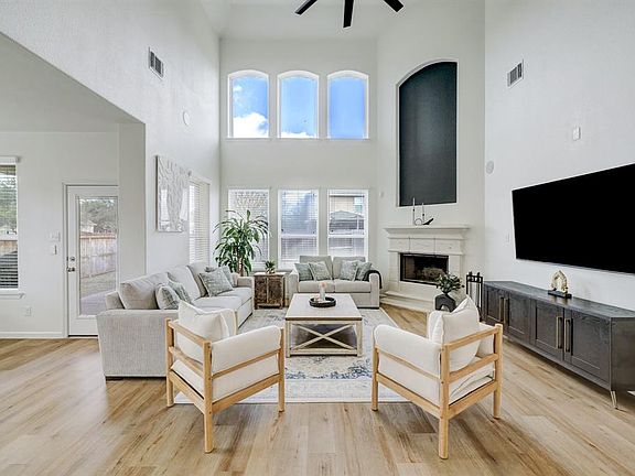 Magezine-worthy living space, open to the kitchen & breakfast area