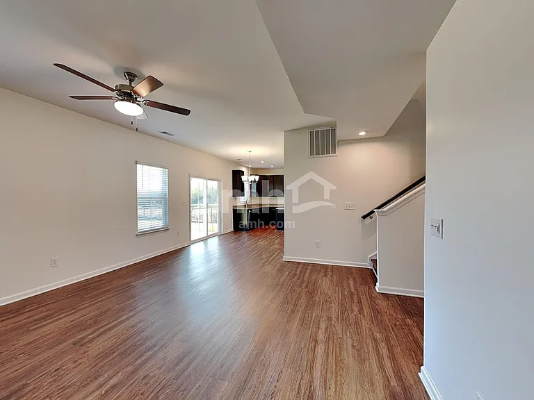 548 Larragan Dr — Photo 6