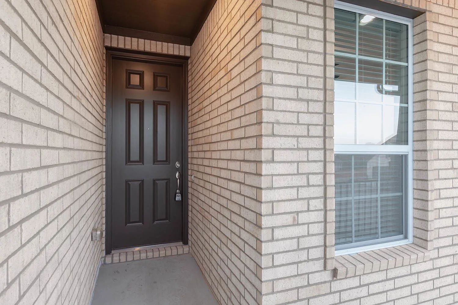 3 bed, 2.0 bath, 2106 sqft, $2,375 — Photo 2