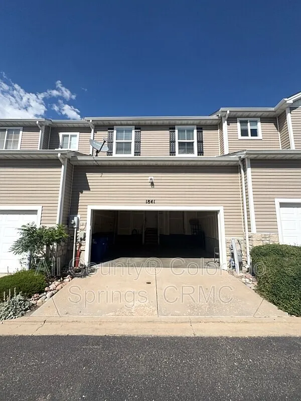 3 bed, 2.5 bath, 1486 sqft, $2,199 — Photo 2