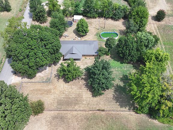 3rd image of 704 N Farm Rd