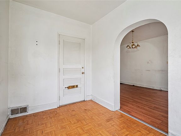 3rd image of 2419 Woodstock Ave