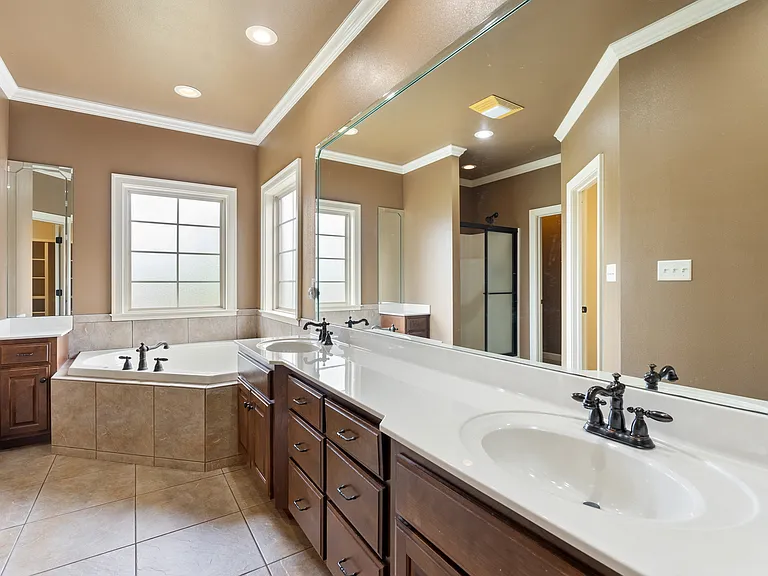 1300 Edge Valley Dr N — Photo 18