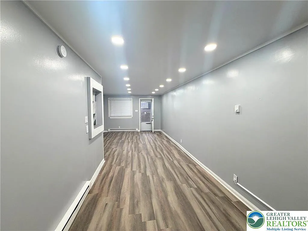 3 bed, 1.0 bath, 1024 sqft, $1,850 — Photo 4