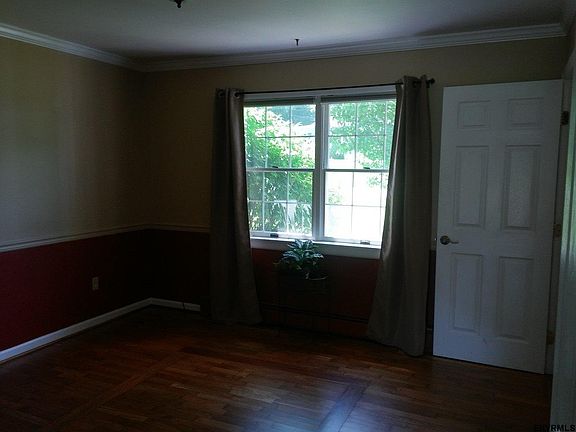5th image of 12 Damask Dr