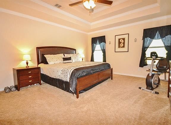 5th image of 140 Kelly Dr