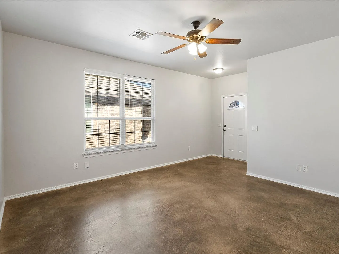 3BR 2BA duplex with 2 car garage!! — Photo 4