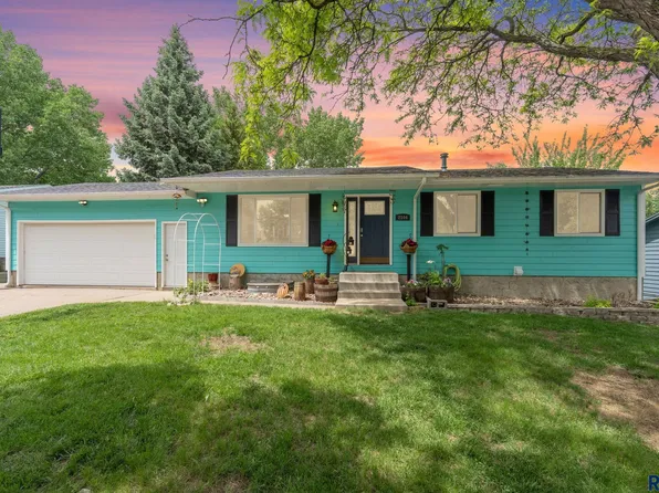 2104 E Tricia Ln, Sioux Falls, SD 57103