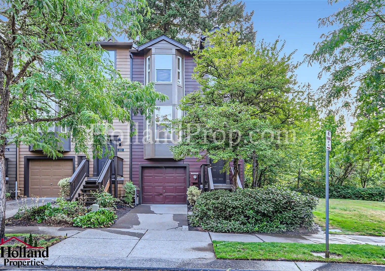 Beautiful 3-Level Hillsboro Townhouse! — Photo 1