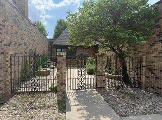 11 Village Dr, Hastings, NE 68901