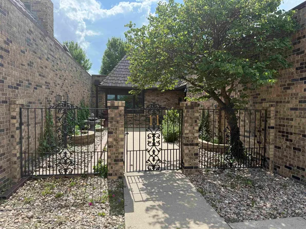 11 Village Dr, Hastings, NE 68901